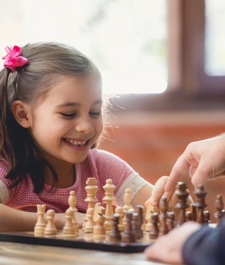 dziecko grające w szachy